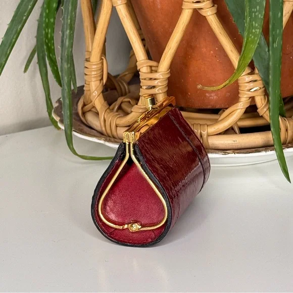 Vintage 1960s Red Snakeskin Kiss Lock Coin Purse Mini Barrel Wallet Gold Frame - Picture 5 of 9